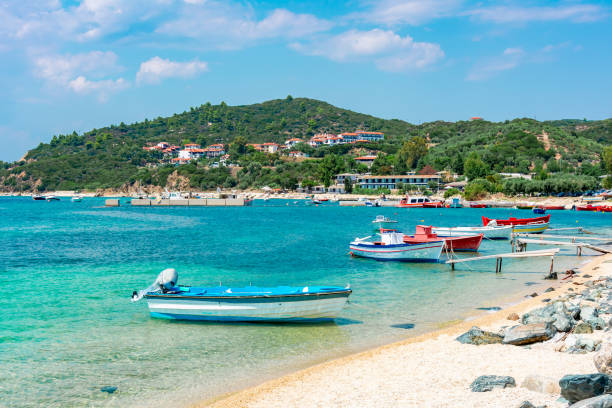 ouranoupolis strand auf der halbinsel athos, chalkidiki, griechenland - vacations halkidiki beach sand stock-fotos und bilder