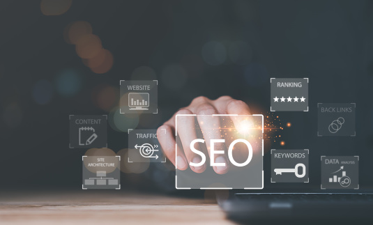 Marketer holding pointing to icon and shows SEO concepts, optimization analysis tools, search engine rankings, social media sites based on results analysis data,Ranking the best sites for search