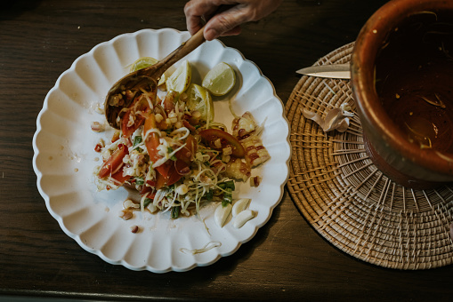 Finish making Thai spicy salad in Vegan style with mortar.