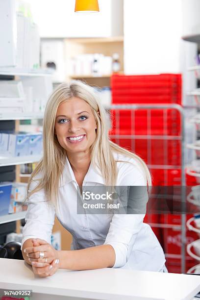 Foto de Sorrindo Feminino Farmacêutico No Balcão e mais fotos de stock de Farmacêutica - Farmacêutica, 20 Anos, 25-30 Anos