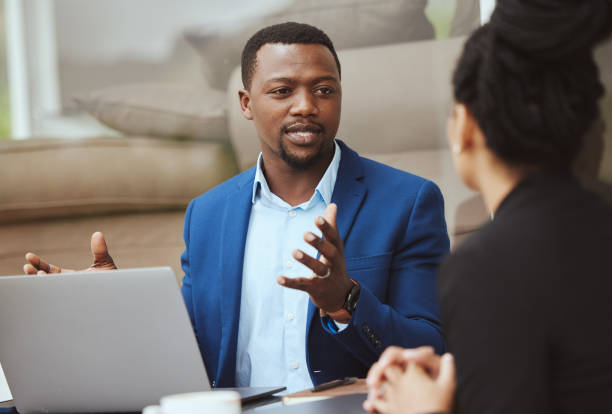 computadora portátil, reunión y asesor financiero con un hombre y una mujer de negocios negros que hablan sobre el crecimiento de la cartera. informática, finanzas y contabilidad con un empleado y una empleada que trabajan en inversiones - portfolio investment will tax fotografías e imágenes de stock