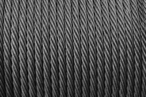 stahlseil ist auf einer winde, nahaufnahme, abstrakter industrieller hintergrund - steel cable wire rope rope textured stock-fotos und bilder