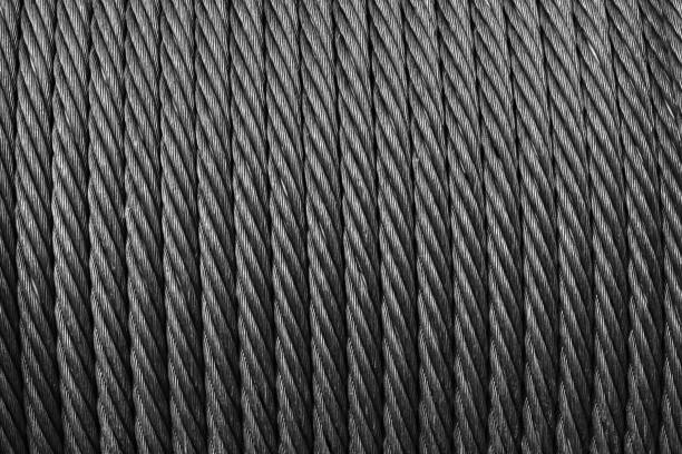 la corda d'acciaio è su un verricello, primo piano, sfondo industriale astratto - steel cable wire rope rope textured foto e immagini stock
