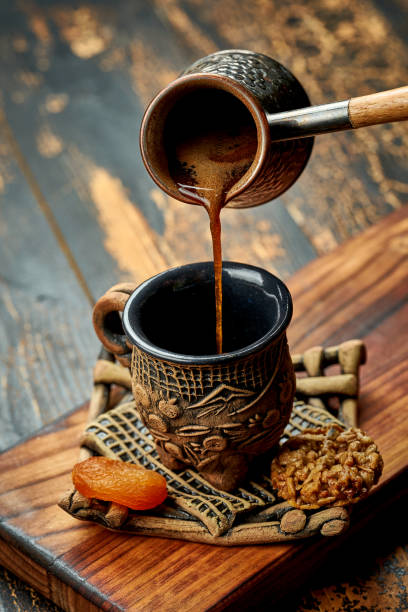 トルココーヒーはセズヴェからカップに注がれます - cup coffee pot coffee coffee cup ストックフォトと画像