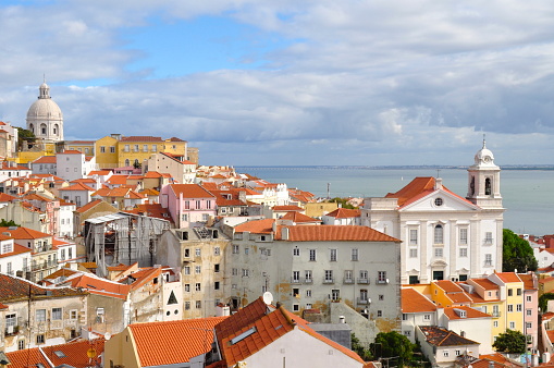Blick über Lissabon, eine der größten Städte der Europäischen Union. Der Distrikt Lissabon liegt an der Atlantikküste der iberischen Halbinsel.