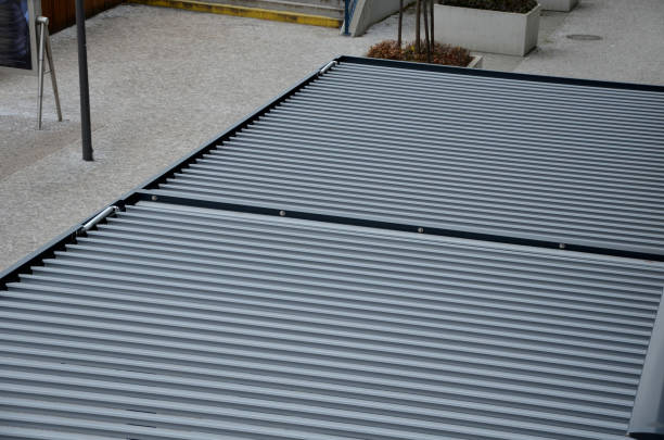 istock You will control the tilting roof slats with the remote control, complete control. The slats can be tilted up to 130°, so you will create a shadow, but at the same time you will have enough light. 1474103127