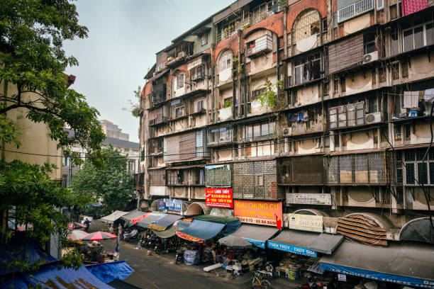 vieilles maisons résidentielles avec marché de rue à hanoi - vietnam market asia bird photos et images de collection