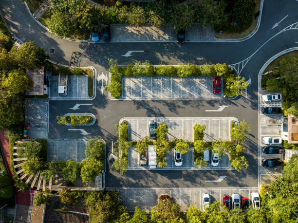 vue aérienne du parking dans la ceinture verte urbaine - place parking photos et images de collection