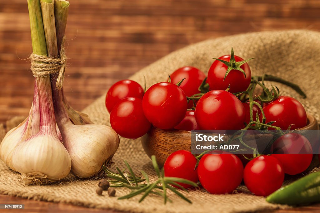 Tomate et ail - Photo de Ail - Légume à bulbe libre de droits
