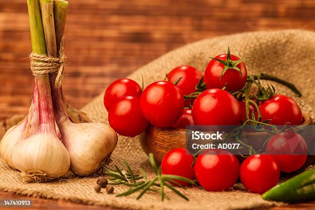 Photo libre de droit de Tomate Et Ail banque d'images et plus d'images libres de droit de Ail - Légume à bulbe - Ail - Légume à bulbe, Aliment, Aliment cru