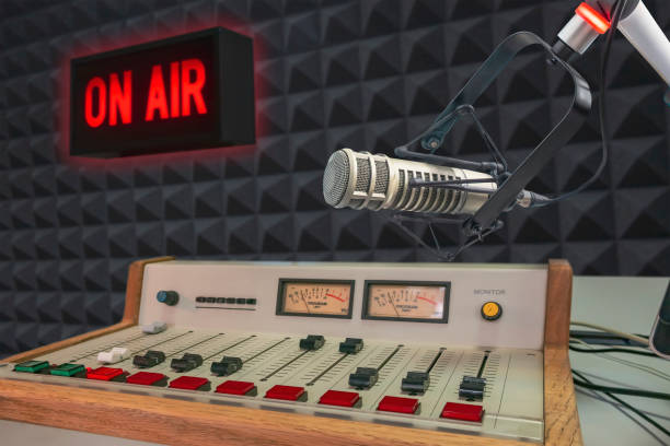 professionelles mikrofon und tonmischer - microphone mid air recording studio radio station stock-fotos und bilder