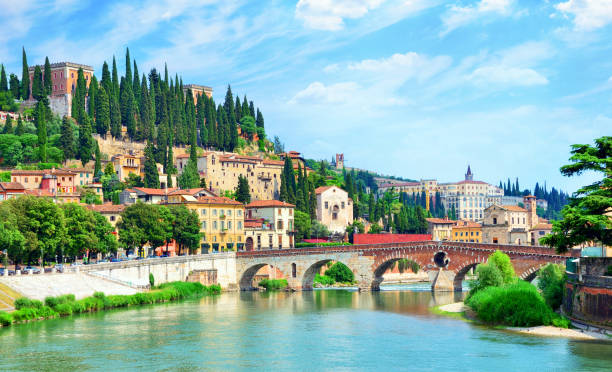 ponte pietra, verona - verona italy bridge ponte pietra italy stock-fotos und bilder