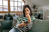 besorgte-junge-frau-benutzt-smartphone-in-einem-wohnzimmer.jpg?b=1&s=170x170&k=20&c=3mA_pzSMYucHM8Ow26ecVFCWQpCSU8lqkkQ9dd487og=