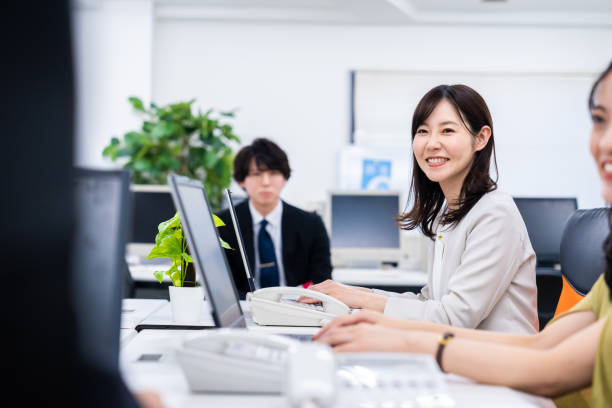 personnel aimant travailler au bureau - laptop japanese ethnicity businessman desk photos et images de collection