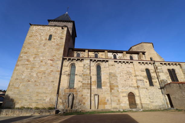 istock Pont du Chateau - Sainte Martine church 1474125910