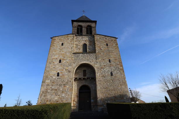 istock Pont du Chateau - Sainte Martine church 1474125912