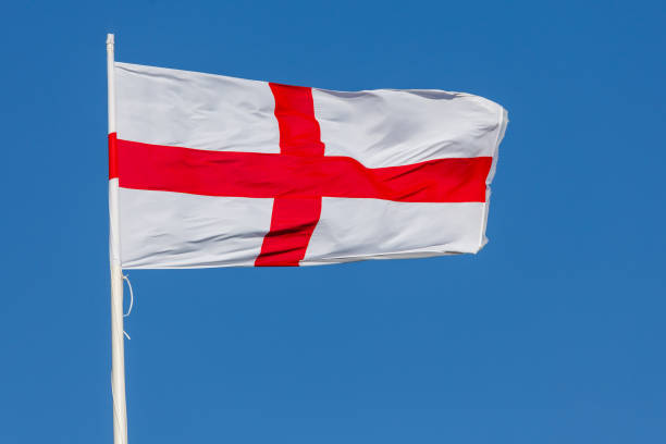 st george flag of england flapping - english flag st george flag flying zdjęcia i obrazy z banku zdjęć