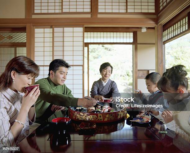 Tre Generazione Famiglia Mangiare Sushi - Fotografie stock e altre immagini di Famiglia - Famiglia, Giappone, Cultura giapponese