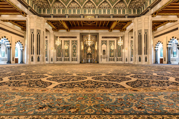 inside view of the magnificent sultan qaboos grand mosque in muscat, oman - a true masterpiece of islamic architecture - sultan qaboos mosque imagens e fotografias de stock