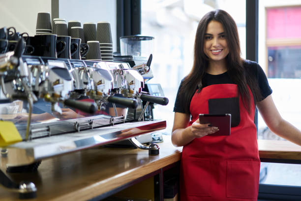 portret w połowie długości wesołej kaukaskiej baristki korzystającej z aplikacji na tablet cyfrowy do sprawdzania zamówień online, uśmiechnięta doświadczona kelnerka korzystająca z gadżetu do organizacji procesu pracy w kawiarni - job orders zdjęcia i obrazy z banku zdjęć