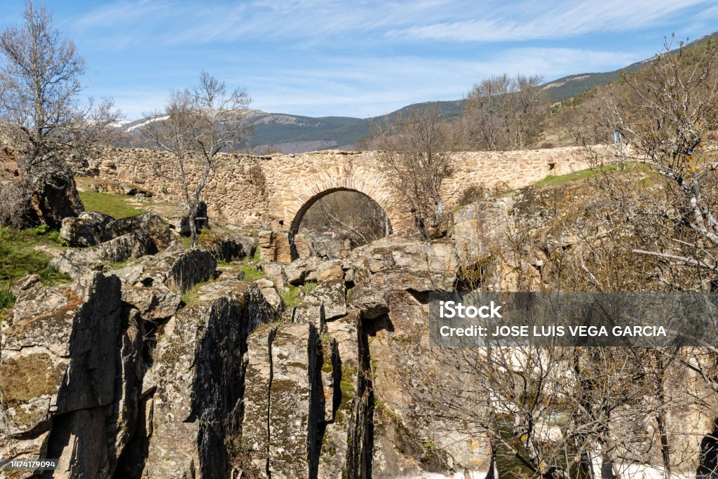 グアダラマ山脈のロソヤ川に架かるコンゴストス中世橋マドリードスペイン カラー画像のストックフォトや画像を多数ご用意 カラー画像