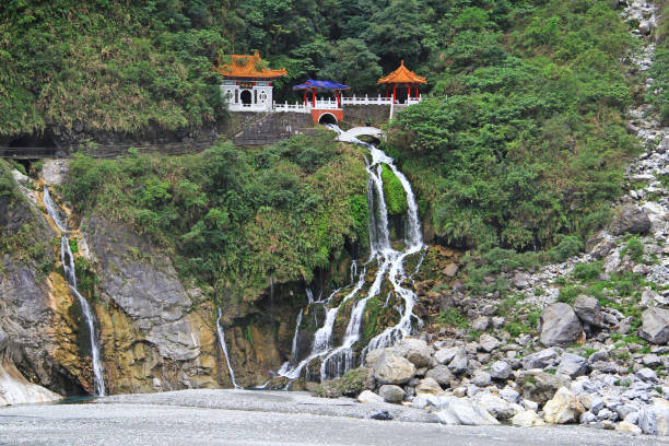 santuario de la eterna primavera. - parque nacional de gorge taroko fotografías e imágenes de stock