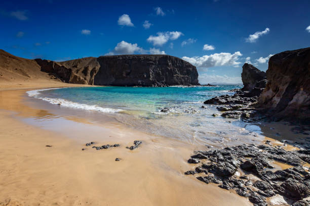 playa de la isla de lanzarote - isla de lanzarote fotografías e imágenes de stock