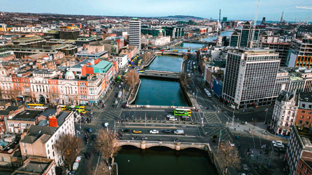 dublín irlanda vista aérea del río liffey y el centro de la ciudad, vista aérea del horizonte de dublín y el puente samuel beckett, vista aérea de la ciudad de dublín, irlanda - dublin ireland place of worship church travel destinations fotografías e imágenes de stock