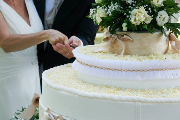 istock married couple cut the cake 1474193951