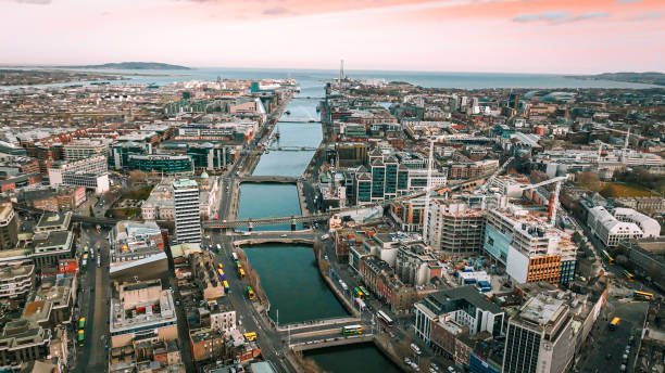 dublín irlanda vista aérea del río liffey y el centro de la ciudad, vista aérea del horizonte de dublín y el puente samuel beckett, vista aérea de la ciudad de dublín, irlanda - dublín fotografías e imágenes de stock