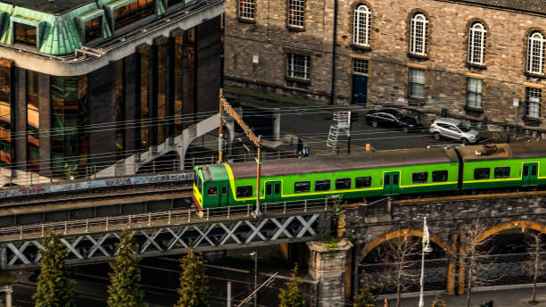 vista aérea do trem dart verde em dublin irlanda, vista aérea da vida da cidade lotada, centro da cidade europeia, paisagem urbana europeia, paisagem urbana lotada aérea - dublin ireland custom house famous place republic of ireland - fotografias e filmes do acervo