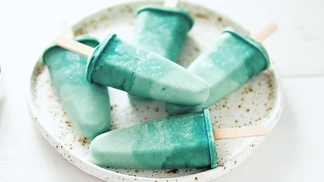 spirulina popsicle on white wooden table