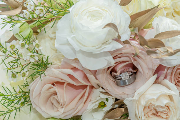the bride and groom's wedding rings in the bouquet - diamond shaped fotos imagens e fotografias de stock
