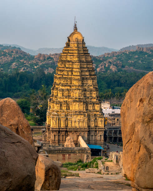 シヴァ神に捧げられたヴィルパクシャ寺院は、インドのハンピにあります。 - virupaksha ストックフォトと画像