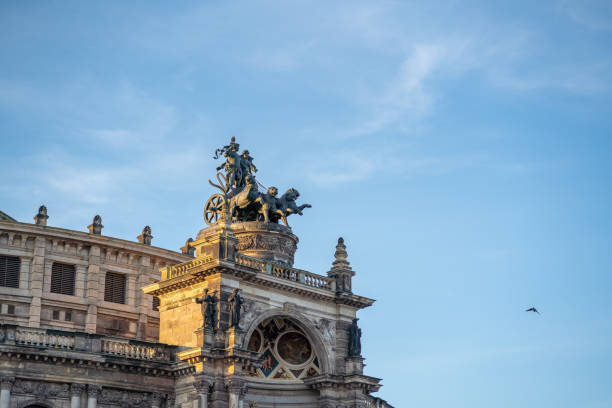 quadriga sculpture on top of semperoper opera house at theaterplatz - dresden, soxony, germany - opera house semper opera house statue theaterplatz imagens e fotografias de stock