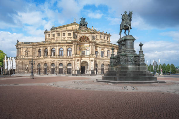 opera semperoper i pomnik króla jana saksońskiego na theaterplatz - drezno, niemcy - opera house semper opera house statue theaterplatz zdjęcia i obrazy z banku zdjęć