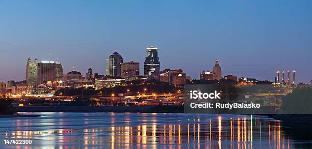 Vista De Los Edificios Del Centro De La Ciudad De Kansas Foto de stock y más banco de imágenes de Kansas City - Missouri