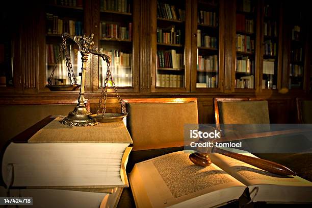 Decorativa Balança Da Justiça Na Biblioteca - Fotografias de stock e mais imagens de Antigo - Antigo, Autoridade, Balança - Instrumento de Pesagem