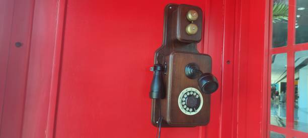 vecchio modello di telefono pubblico - telephone booth telephone panoramic red foto e immagini stock