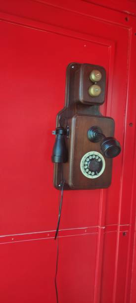 vecchio modello di telefono pubblico - telephone booth telephone panoramic red foto e immagini stock