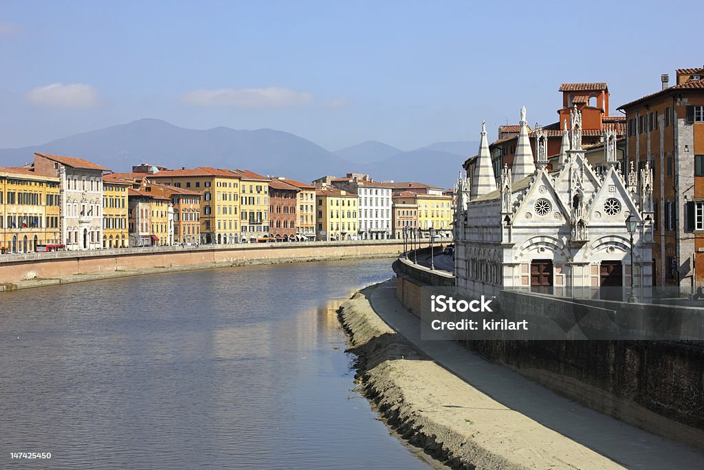 Pisa Riverside vista para a Igreja de Santa Maria della Spina - Foto de stock de Amarelo royalty-free