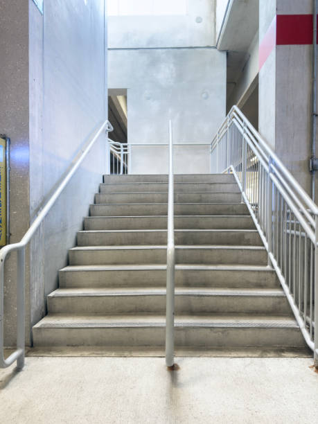 конкретные шаги - concrete wall railing metal bannister стоковые фото и изображения