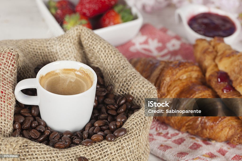 Café et un croissant - Photo de Activités de week-end libre de droits