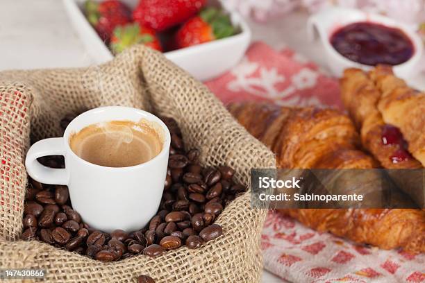 Photo libre de droit de Café Et Un Croissant banque d'images et plus d'images libres de droit de Activités de week-end - Activités de week-end, Aliment, Aliment rôti