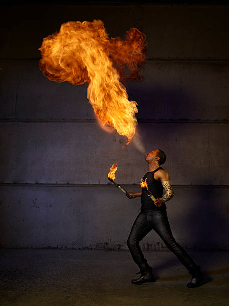 화재 breeder - fire eater fire performance circus performer 뉴스 사진 이미지