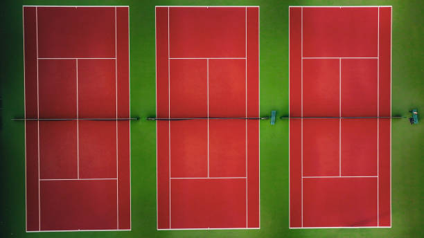 vue aérienne de personnes jouant au tennis, courts de tennis propres, courts de tennis, personnes jouant au tennis, tennis joué sur le court de tennis, vue aérienne des courts de tennis, sport pour la santé, branche sportive - rivière lee photos et images de collection