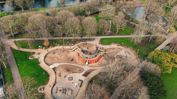 parc d’attractions aérien pour enfants, balançoires et toboggans, enfants heureux, enfants jouant dans le parc et leurs familles, grand parc dans la ville, aire de jeux par temps nuageux, jardin d’enfants, terrain de jeu de l’école primaire - rivière lee photos et images de collection