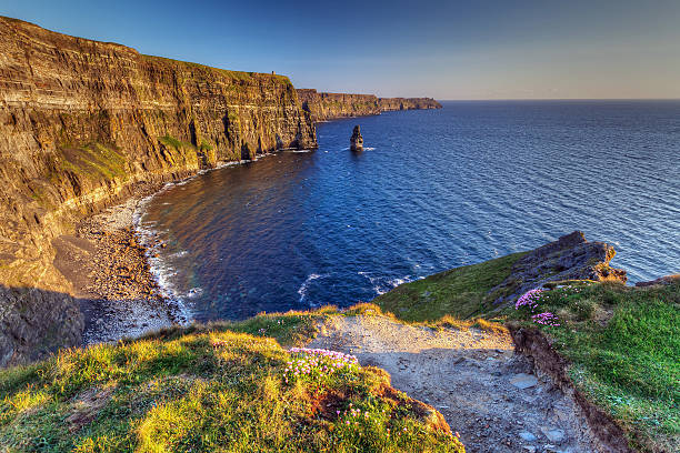 acantilados de moher en irlanda - cliffs of moher republic of ireland panoramic cliff fotografías e imágenes de stock