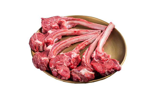 steak de côte d’agneau, escalope de viande de mouton crue dans une assiette dorée.  isolé sur fond blanc - rack of lamb chop raw meat photos et images de collection
