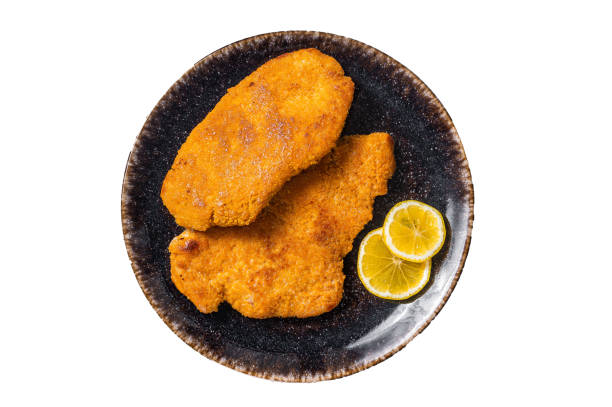 cotoletta tedesca weiner arrostita impanata su un piatto.   isolato su sfondo bianco - weiner schnitzel foto e immagini stock